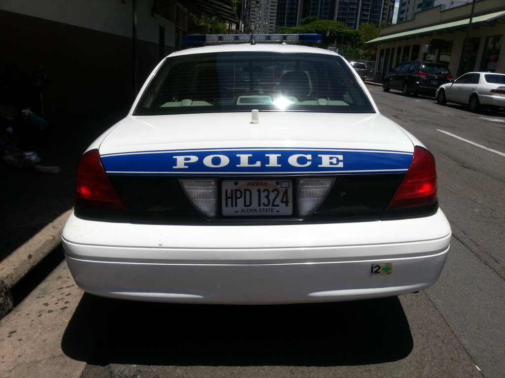 夏威夷旅遊－連警車牌都有彩虹，真不愧是彩虹之州